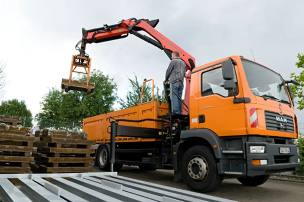 strabo-mitarbeiter-belaedt-unimog-mit-gewichtsplatten